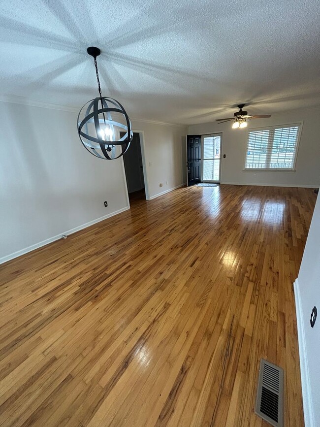 Building Photo - 3/2 Nice House in East Rome $1,895