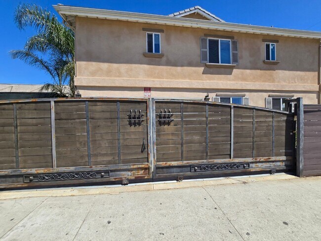 Building Photo - DOZIER(3805)