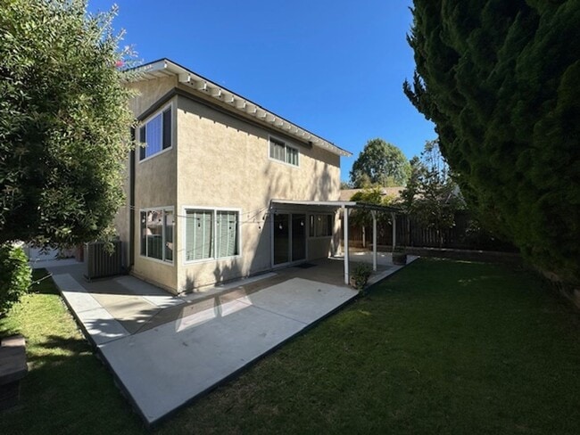 Building Photo - Stunning Newbury Park Home in model condit...
