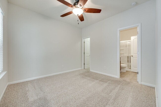 Building Photo - Beautifully maintained 3-bedroom, 3 bath e...