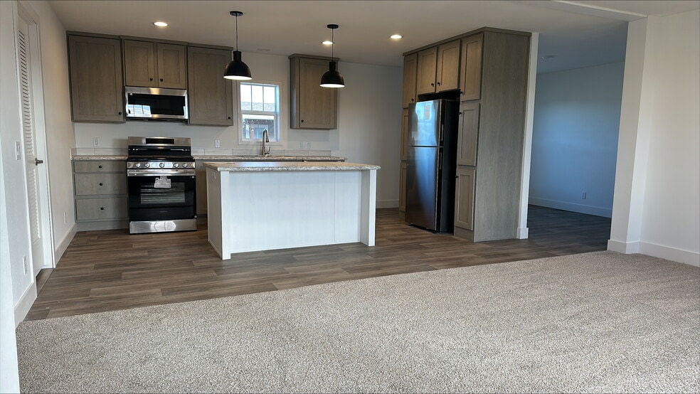 Building Photo - 6 Lapin St