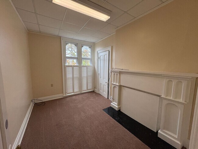 Building Photo - Apartment located inside beautiful historcal home in Lynchburg!