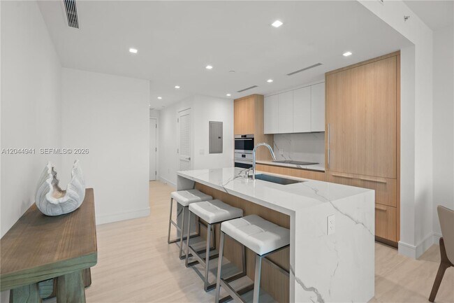 Building Photo - 2411 Laguna Cir