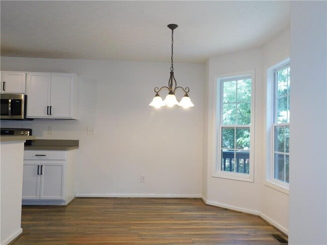 Building Photo - 576 Greenwood Park Way