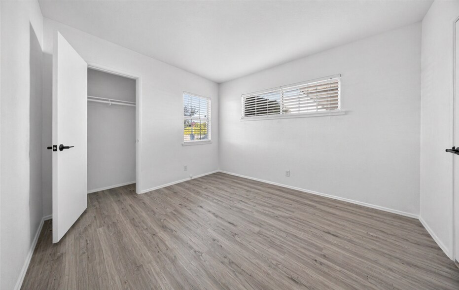 Building Photo - 8100 Bellaire Ave