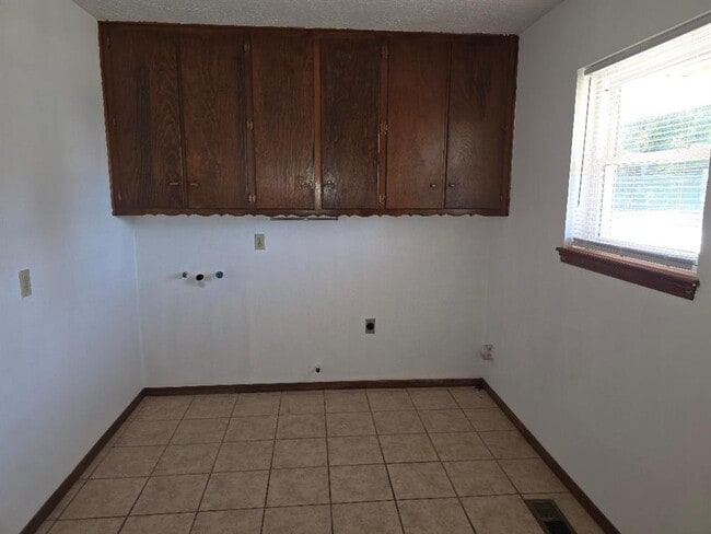 Building Photo - 5800 Kingston Rd