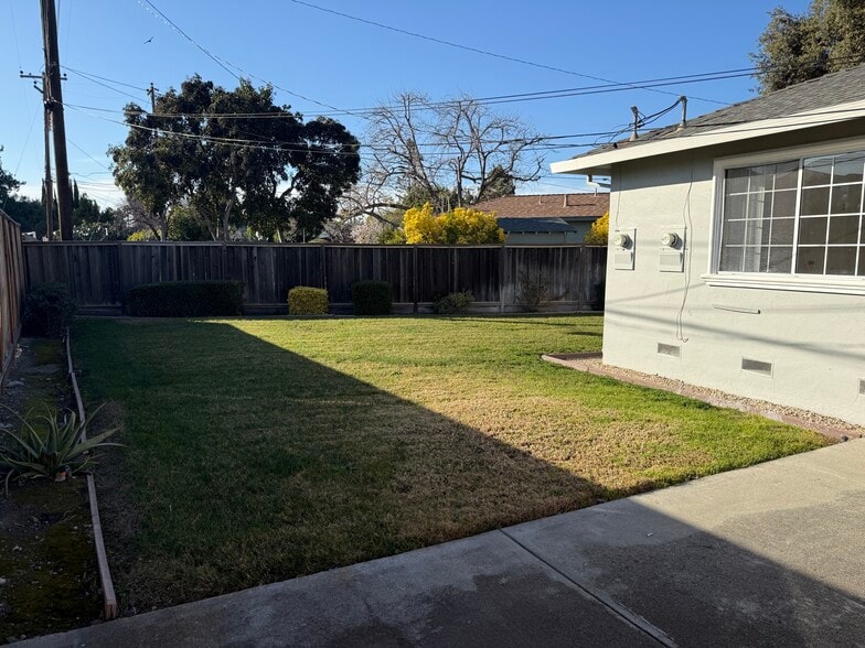 Building Photo - 2616 Kitsap Ct