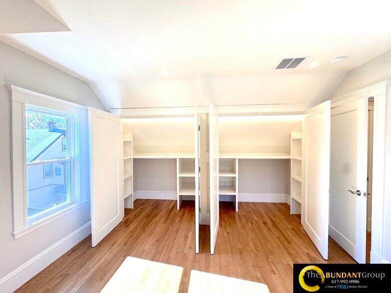 Building Photo - 14 White St