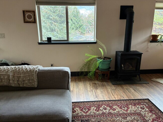 Building Photo - Charming and secluded Westside Bend apartment