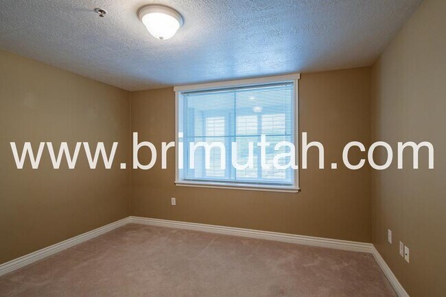 Building Photo - 3075 E Kennedy Dr