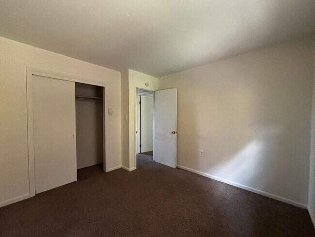Building Photo - 3BR Townhome with garage! This house will ...