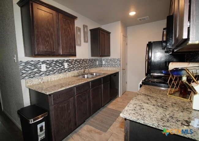 Building Photo - 539 Lost Trl