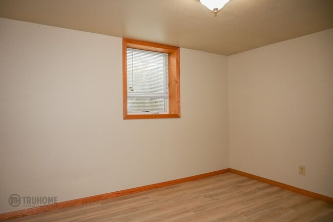 Building Photo - 4 Bed 2 Bath in Prime Location: Your Perfect Home Close to UND!