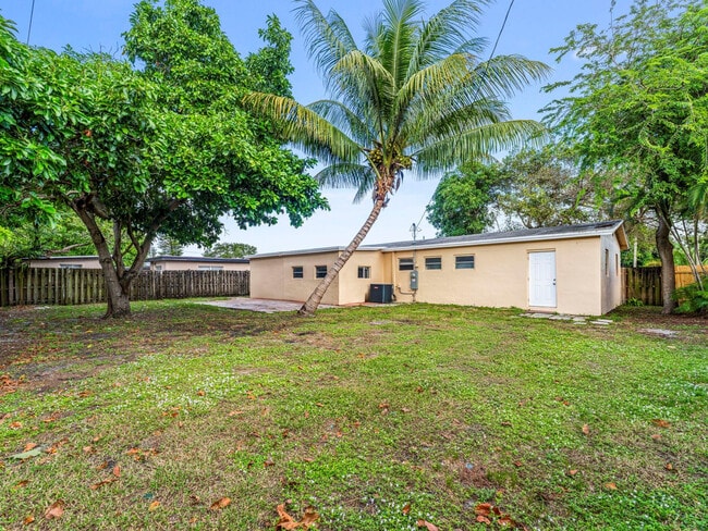 Building Photo - 21200 NE 12th Ct