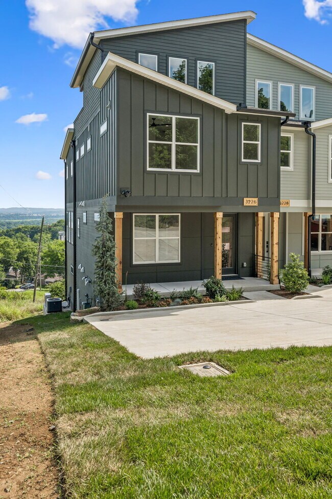 Building Photo - "Spacious 4-Bed, 4-Bath Gem in Nashville -...