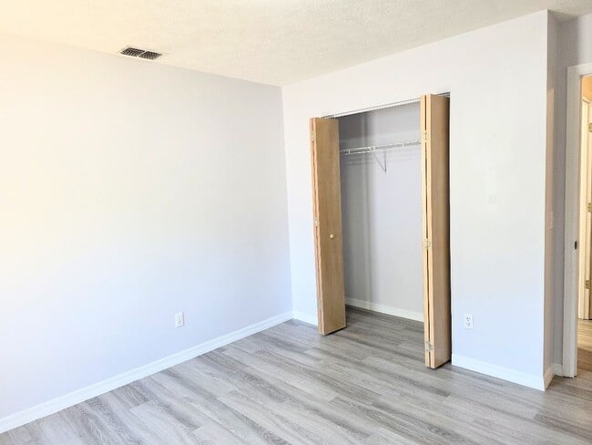 Building Photo - 3 bedroom, 2 bath, 2 car garage on a large lot!
