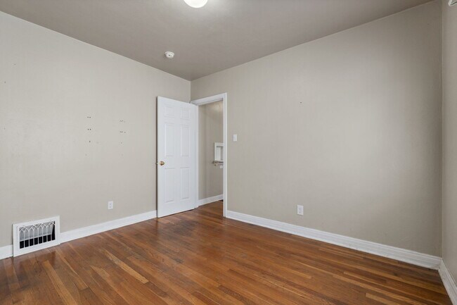 Building Photo - 1321 E Monument St