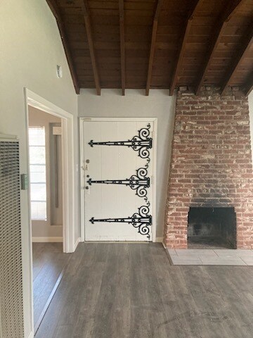 Building Photo - 2617 N Maroa Ave