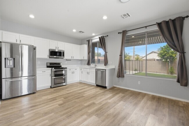 Building Photo - 851 S Fern Ct