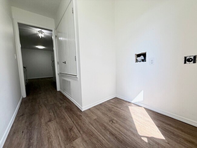 Building Photo - ***5905 B Sara Street***