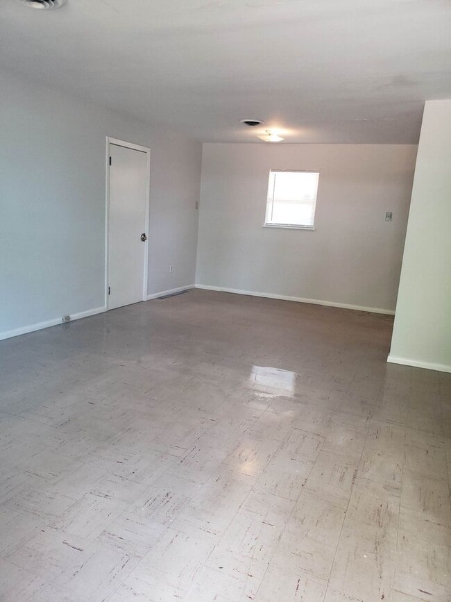 Building Photo - 3 bed 1 bath house with garage