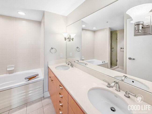 Building Photo - Downtown Luxury Living – 2B/2BA Condo with City Views!