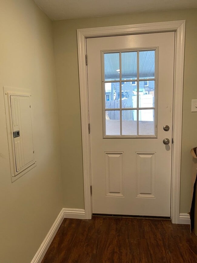 Building Photo - Town house