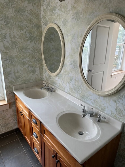 Primary bathroom (full bathroom 2) - 60 Winooski Falls Way