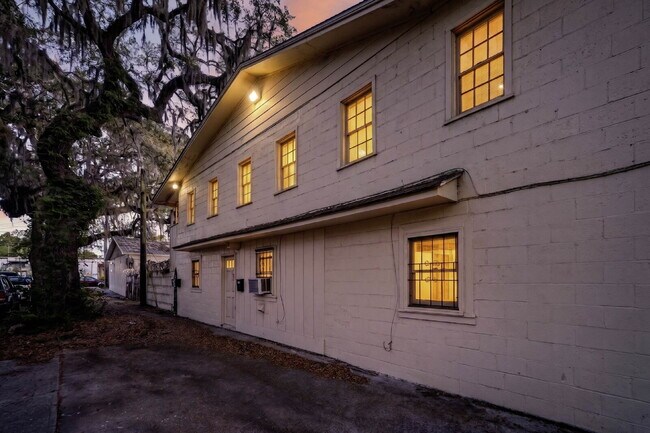 Building Photo - "Charming 1-Bedroom Haven in a Great Savannah Location!"