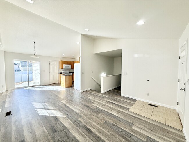 Building Photo - 1952 E 11th St