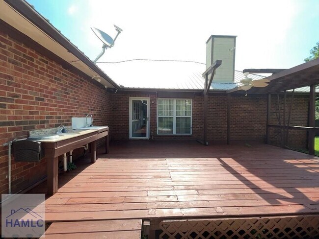 Building Photo - 380 Tremain Dr