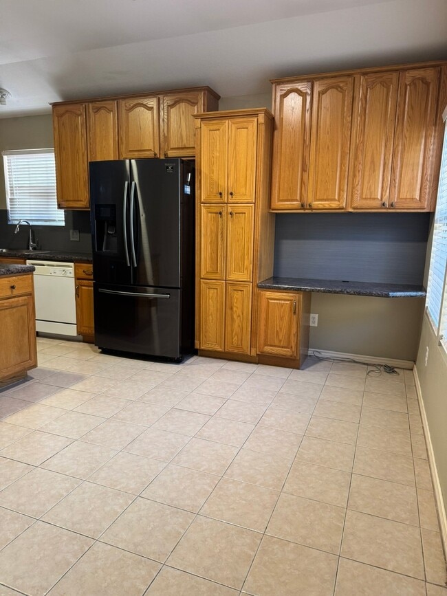 Building Photo - 34534 Lake Side Dr