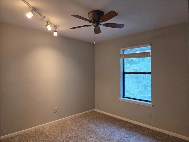 Building Photo - 21600 Long Hill Dr