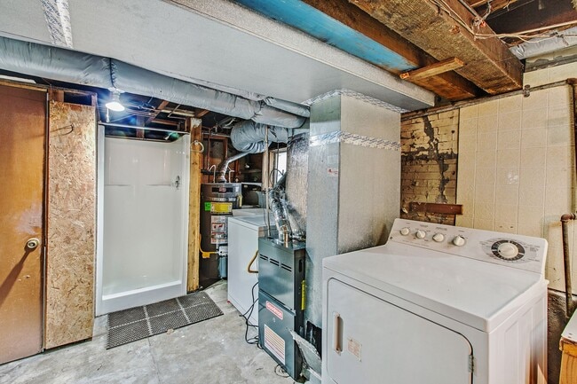 Building Photo - Updated 2 Bedroom Home with Garage in Lowe...