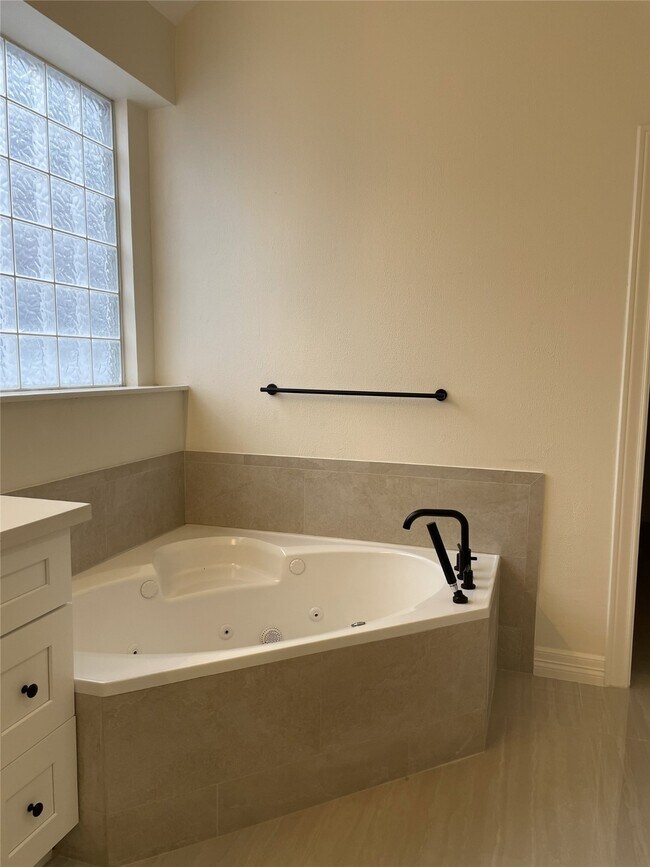 Building Photo - 5622 Lake Pl Dr