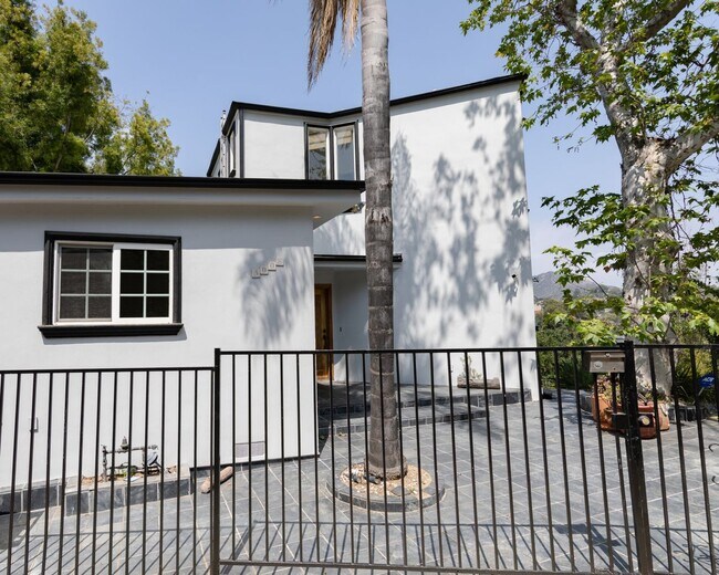 Building Photo - Beautiful Hollywood Hills Home For Lease!