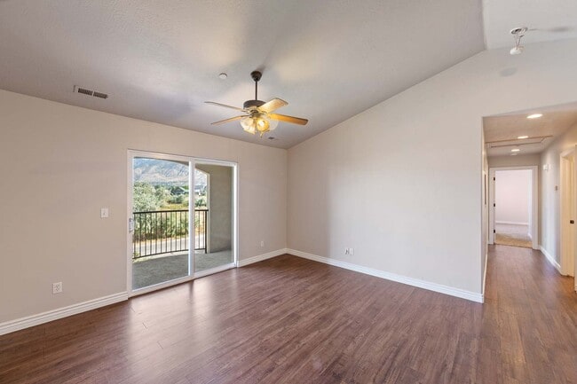 Building Photo - Stunning 3 bed 2 bath Condo in Pleasant Grove