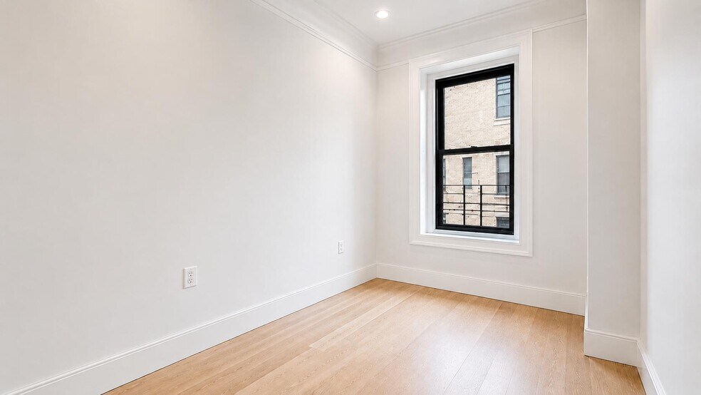 Building Photo - 310 W 97th St