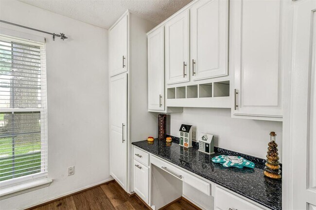 Building Photo - 14919 Parkville Dr