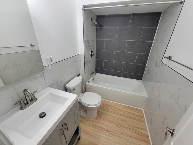 Building Photo - 6222 W Addison St