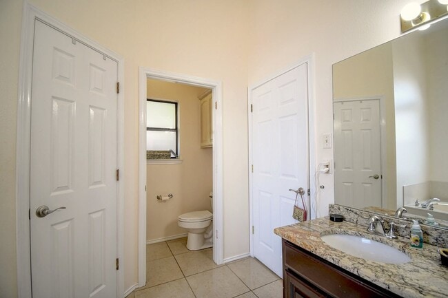 Building Photo - 719 Oak Hollow Dr