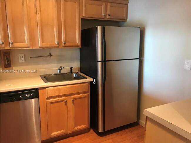 Building Photo - 1000 Parkview Dr