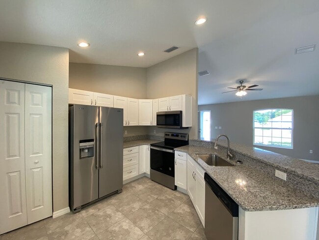 Building Photo - Desirable SE Ocala neighborhood 3/2/2 ** Wont Last**