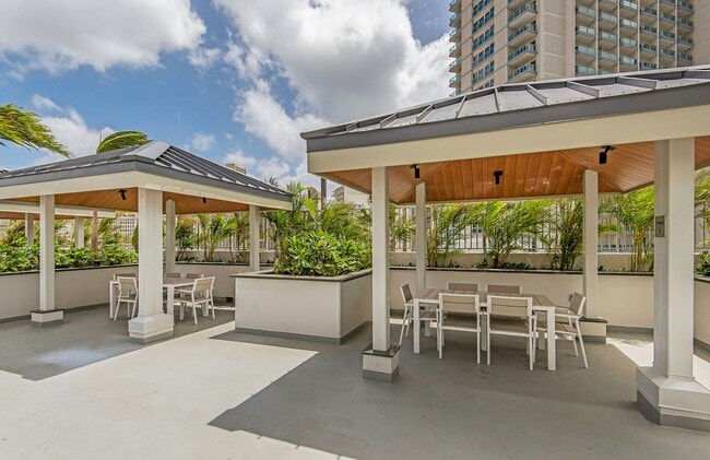 Building Photo - Kapiolani Residence - Great Location, Grea...