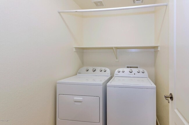 Building Photo - Gorgeous 4 Bed Single Level Norterra Home