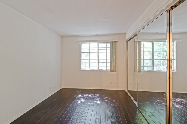 Building Photo - Remodeled Corner 3+2 Unit with Luxury Finishes Near Century City & Westwood