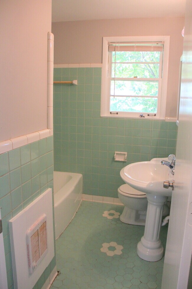 Building Photo - Rivergate Mall!! 3 Bedrooms / 1 Bathroom Renovated!