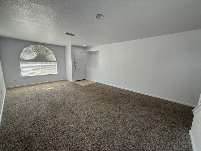 Building Photo - Beautiful Large 4 Bedroom 2.5 Bath Home