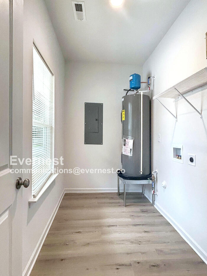 Building Photo - 413 S Davis St