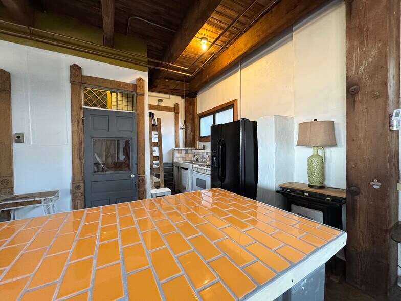 Building Photo - 915 W 16th St